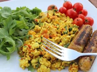 Scrambled tofu with rocket